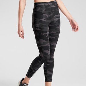 Like new Athleta Ultimate Stash Camo 7/8 Tight